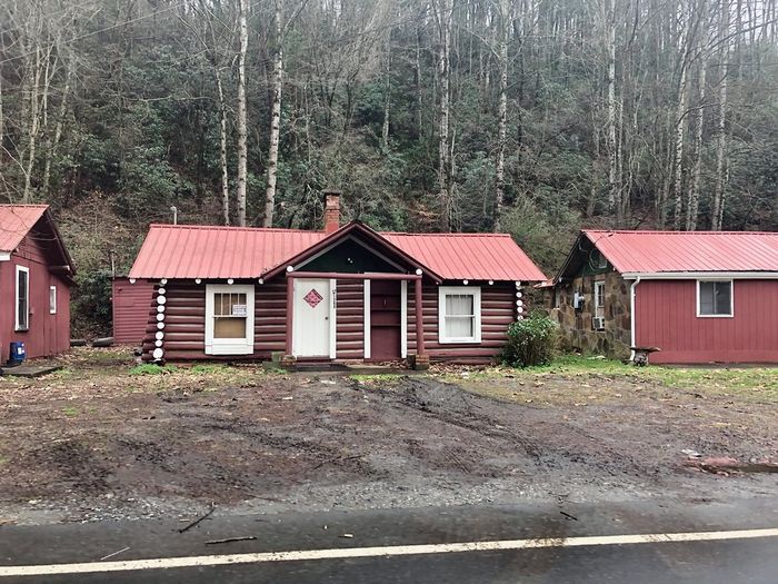The original photo of the same red-roofed cabins